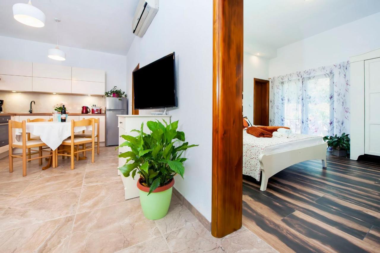 Apartments Karmen โรวีน ภายนอก รูปภาพ
