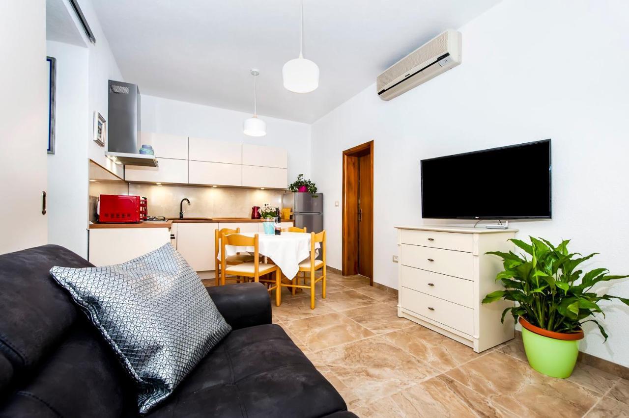 Apartments Karmen โรวีน ภายนอก รูปภาพ