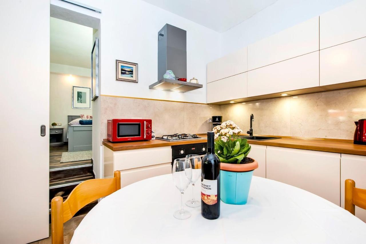 Apartments Karmen โรวีน ภายนอก รูปภาพ