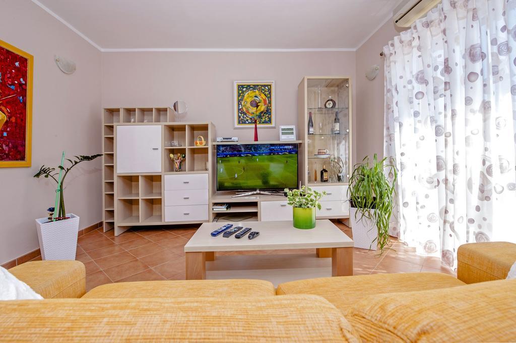 Apartments Karmen โรวีน ภายนอก รูปภาพ