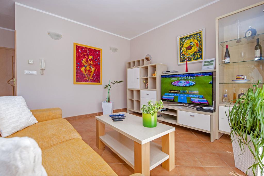 Apartments Karmen โรวีน ภายนอก รูปภาพ