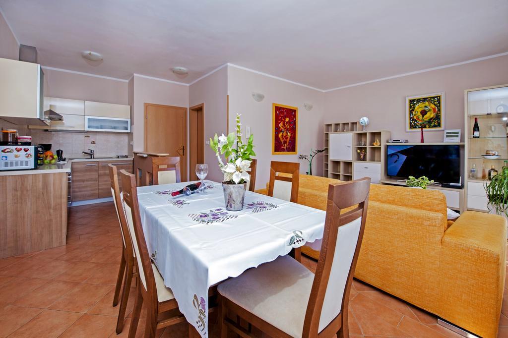 Apartments Karmen โรวีน ภายนอก รูปภาพ