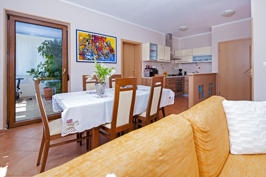 Apartments Karmen โรวีน ภายนอก รูปภาพ